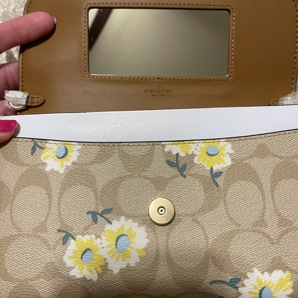 ❌SOLD ❌🌻 Crossbody In Signature Canvas With Daisy Print - Picture 5 of 12